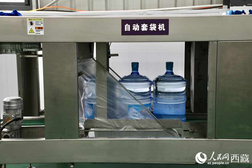 “色達(dá)牙泉”礦泉水（桶裝水）生產(chǎn)加工基地。人民網(wǎng)記者 次仁羅布攝