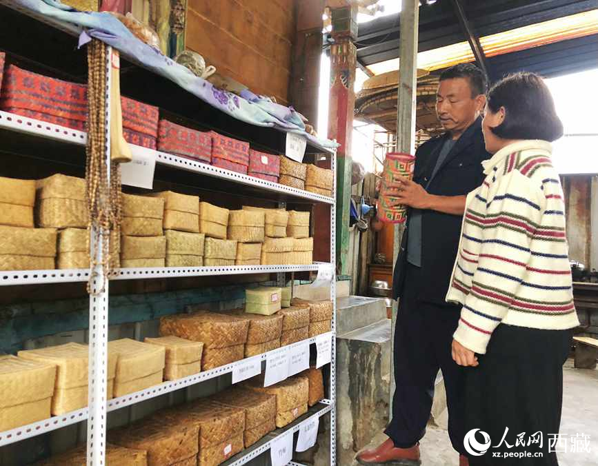 愛明（左一）給游客介紹藤竹產(chǎn)品。