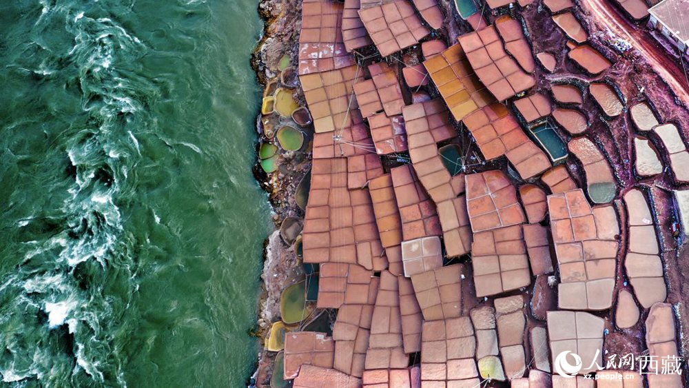 拍攝位于瀾滄江畔的鹽井古鹽田。人民網(wǎng)記者 次仁羅布攝