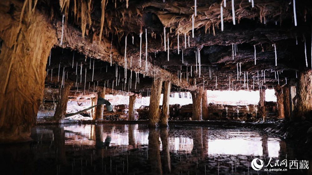 鹽田鹵水滲下的鹽柱。人民網(wǎng)記者 次仁羅布攝