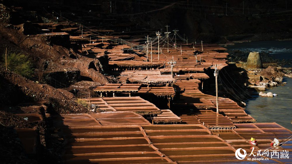 大大小小數(shù)千塊鹽田，形成一道絕美的風(fēng)景線。人民網(wǎng)記者 次仁羅布攝