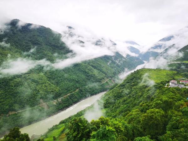 幾代建設(shè)者，歷經(jīng)半個(gè)多世紀(jì)完成！這是一條怎樣的公路？