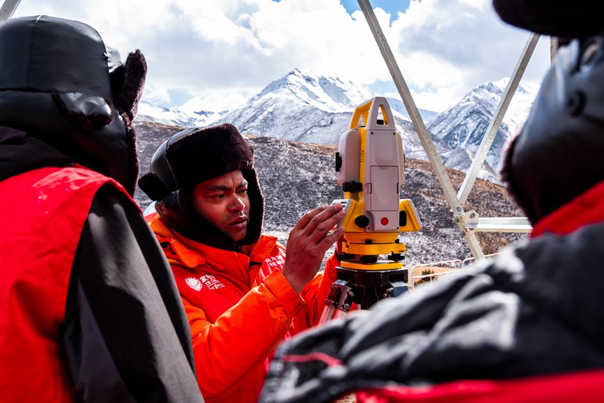 2023年11月30日，西藏自治區(qū)那曲市索縣榮布至丁青縣巴達(dá)35千伏線路工程負(fù)責(zé)人黃小洪（左二）現(xiàn)場開展線路弧測量教學(xué)。趙清鵬攝