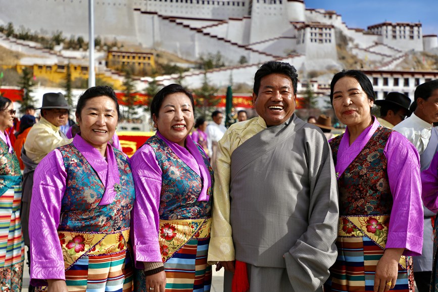 干部群眾身著盛裝在布達(dá)拉宮廣場(chǎng)留影。