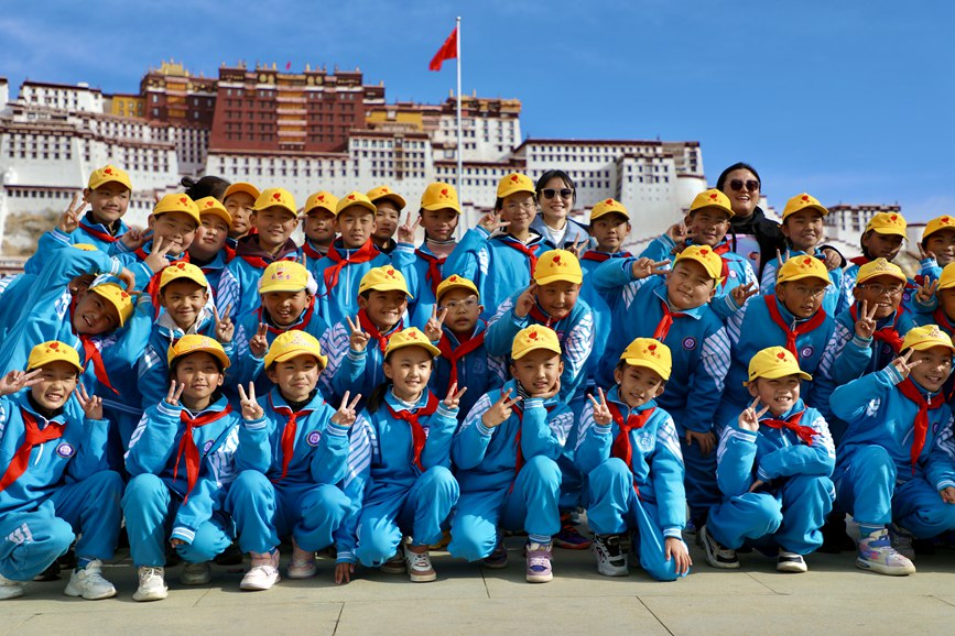 學(xué)生在國(guó)旗下留影。