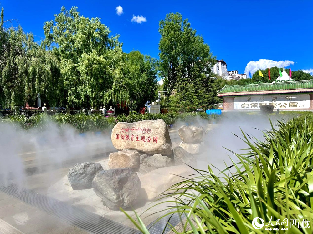 布達(dá)拉宮腳下的宗角祿康公園。