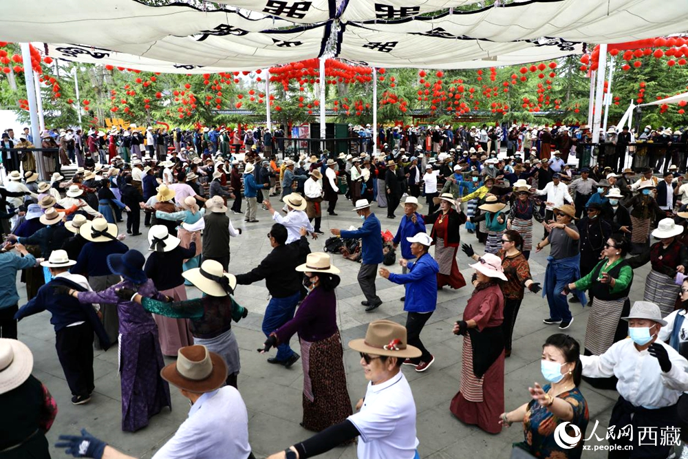 市民在公園內(nèi)跳鍋莊舞。