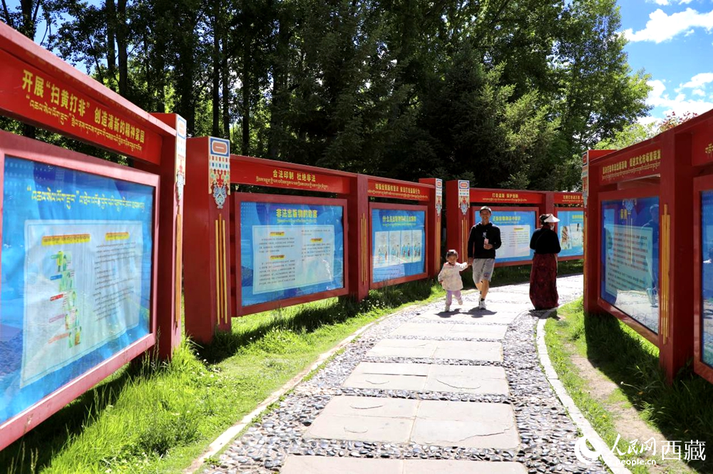 公園內(nèi)的法治宣傳長(zhǎng)廊。