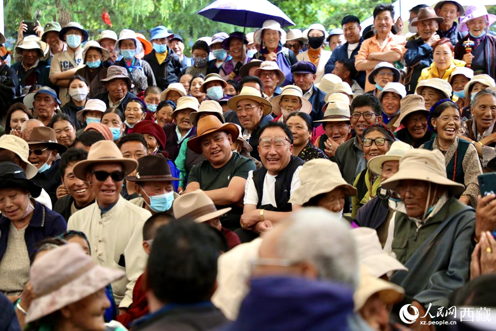 當(dāng)?shù)厝罕姾陀慰陀^看藏戲演出。