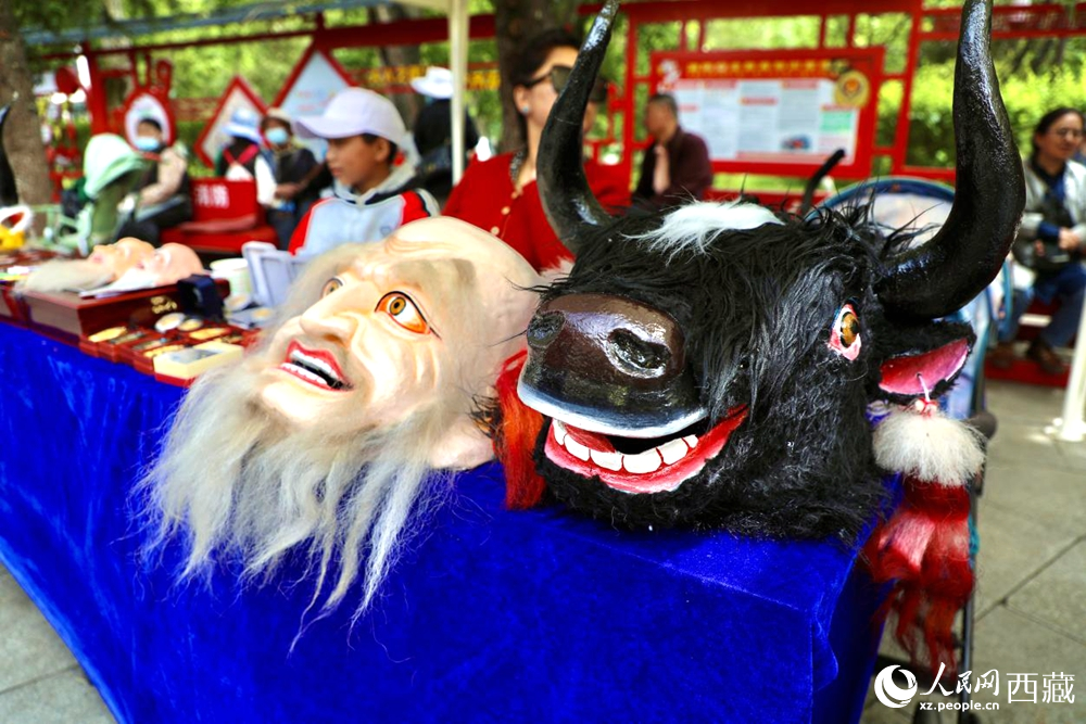 拉薩非遺集市上的藏戲人物與牦牛面具。