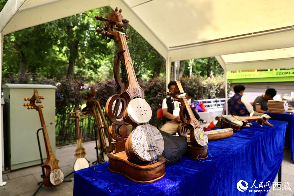 拉薩非遺集市上的扎念琴。