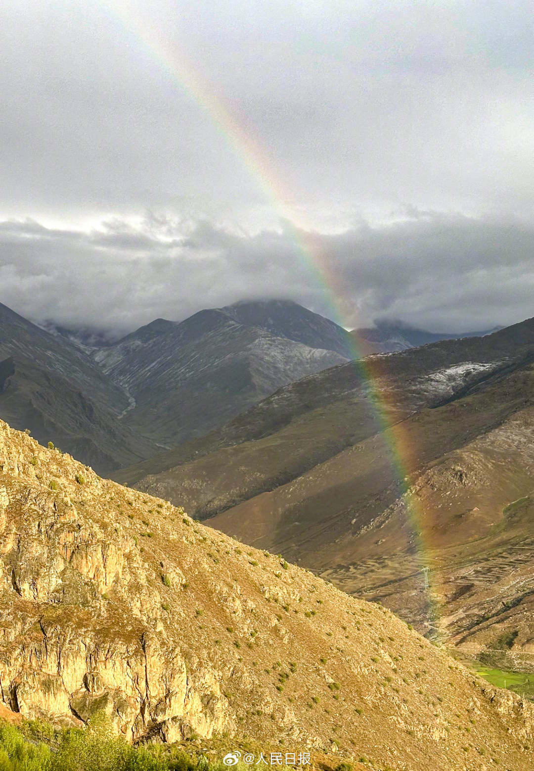 接好運(yùn)！青藏高原現(xiàn)巨大彩虹橋