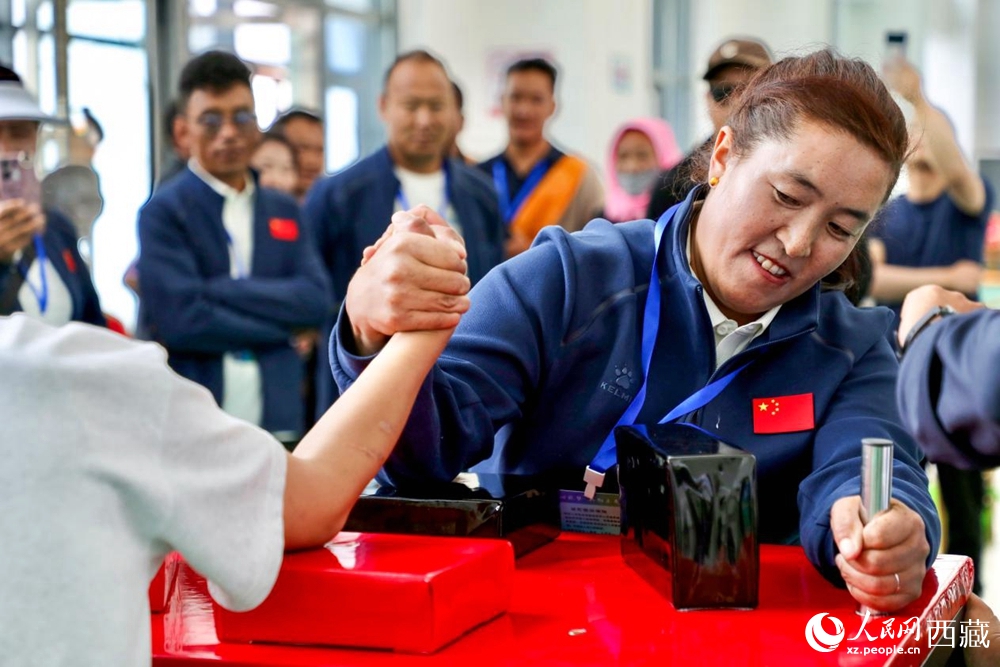 拉薩首屆農(nóng)牧民運動會上的掰手腕比賽現(xiàn)場。