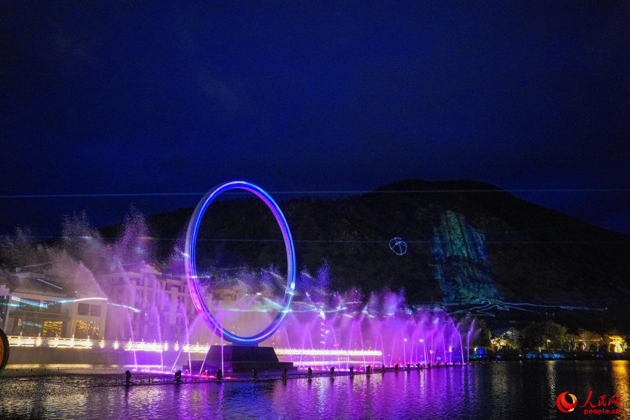 西藏林芝市民族團(tuán)結(jié)廣場(chǎng)音樂(lè)噴泉。人民網(wǎng)記者 趙晨攝