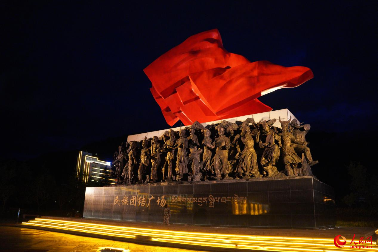 西藏林芝市民族團(tuán)結(jié)廣場(chǎng)上的標(biāo)志性雕塑。人民網(wǎng)記者 趙晨攝