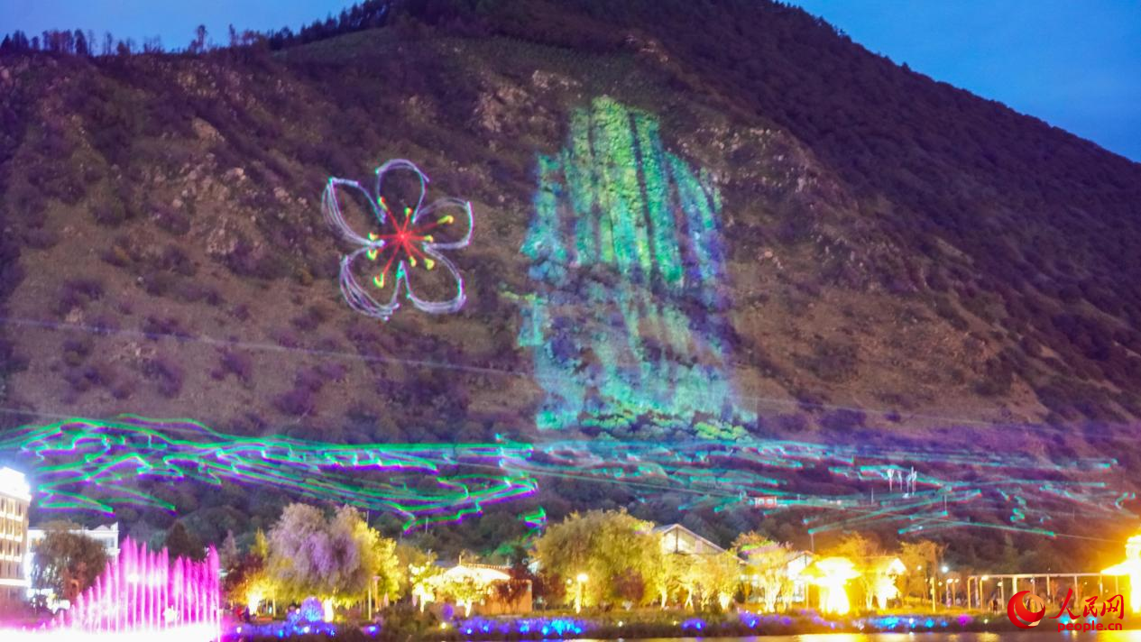 西藏林芝市民族團(tuán)結(jié)廣場(chǎng)燈光秀舞動(dòng)。人民網(wǎng)記者 趙晨攝