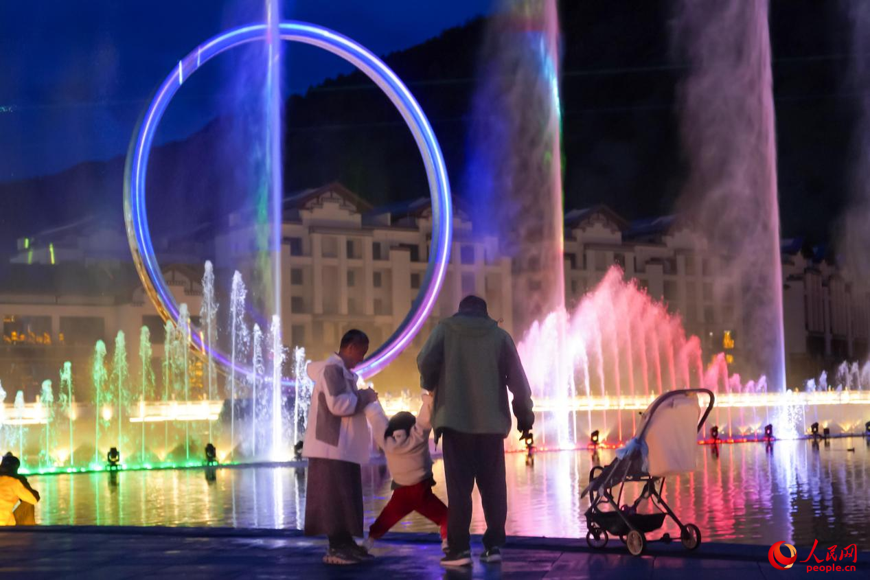 居民在西藏林芝市民族團(tuán)結(jié)廣場(chǎng)上玩耍。人民網(wǎng)記者 趙晨攝