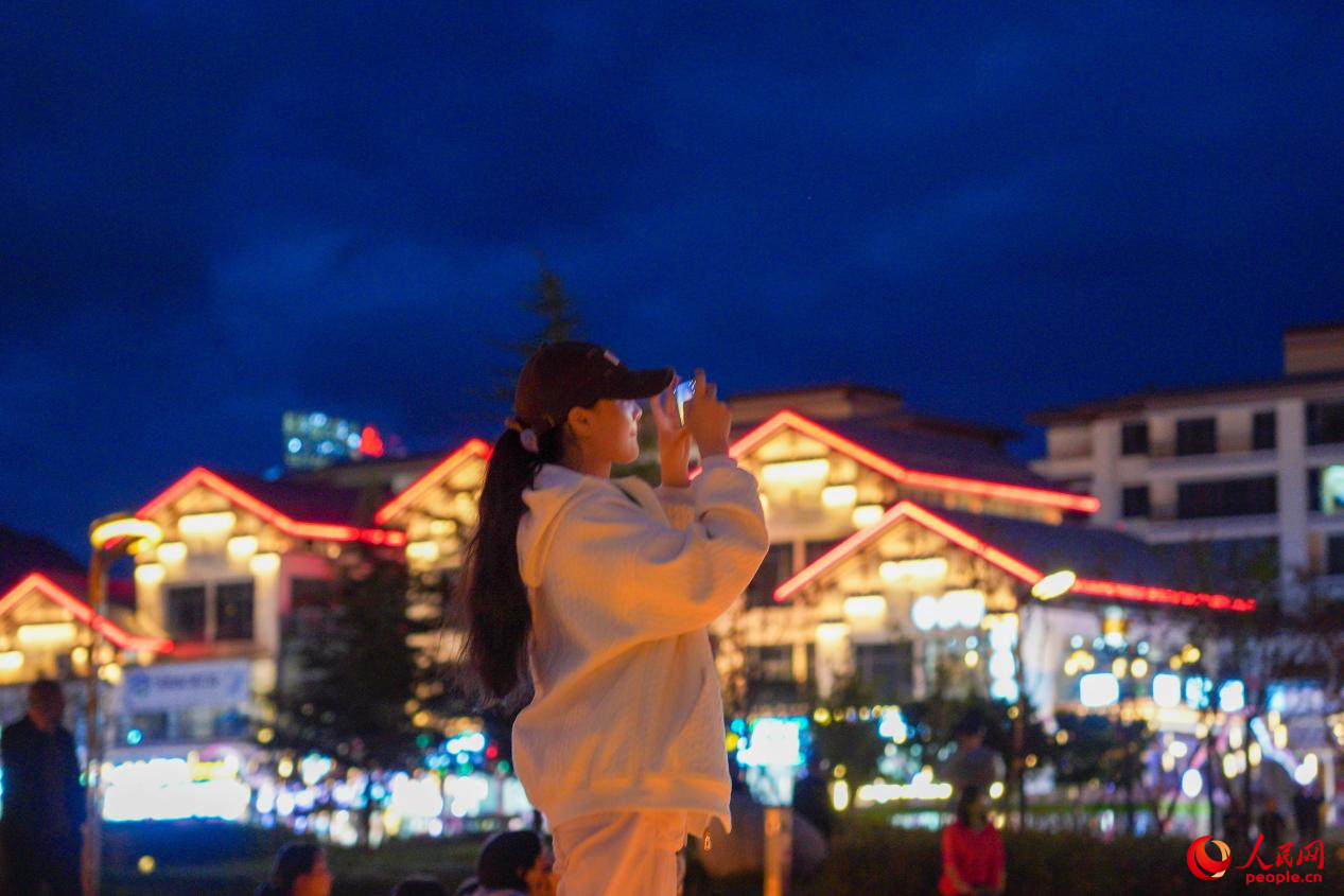 居民在西藏林芝市民族團(tuán)結(jié)廣場(chǎng)上拍照。人民網(wǎng)記者 趙晨攝