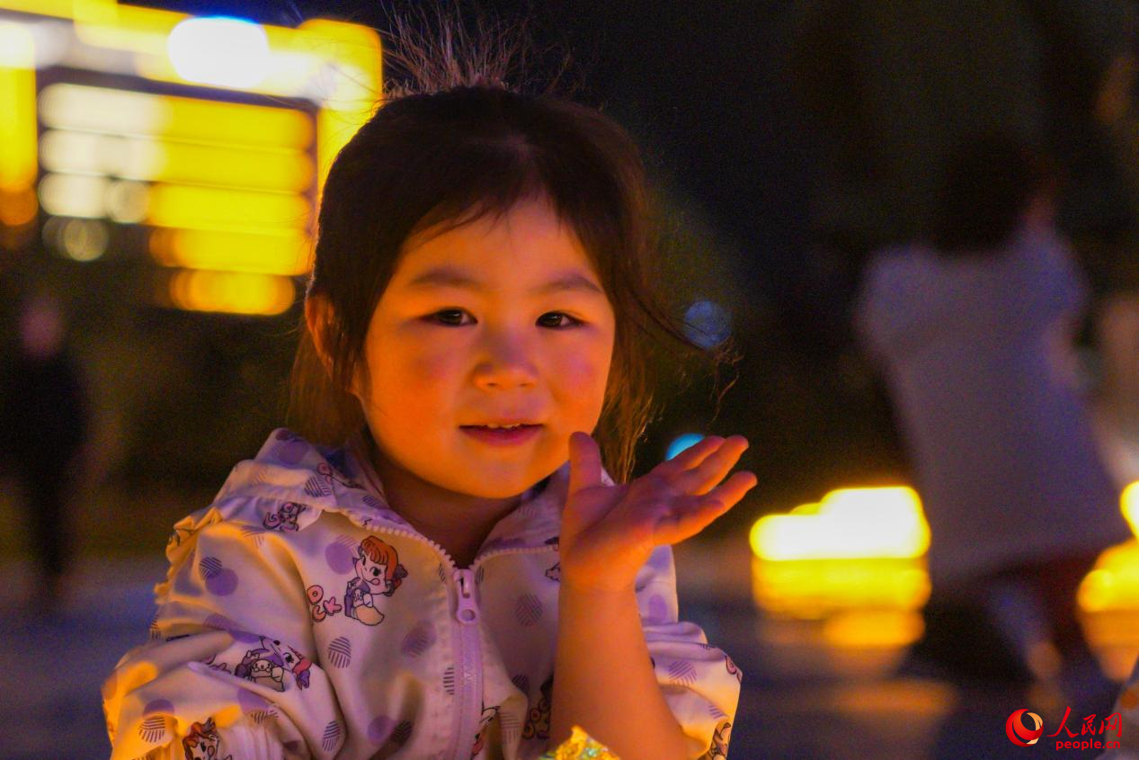 西藏林芝市民族團(tuán)結(jié)廣場(chǎng)上的兒童。人民網(wǎng)記者 趙晨攝