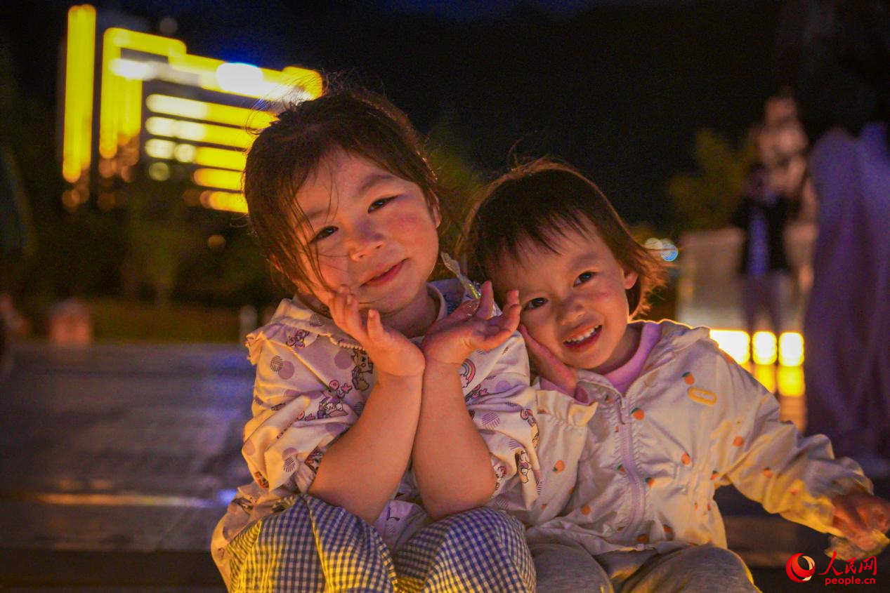 西藏林芝市民族團(tuán)結(jié)廣場(chǎng)上的兒童。人民網(wǎng)記者 趙晨攝