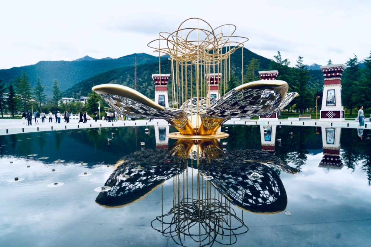 工布公園里的桃花主題雕塑——萬樹桃花。人民網(wǎng)記者 益西康珠攝