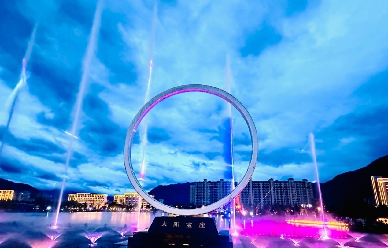 工布公園里的音樂水秀噴泉。人民網(wǎng)記者 益西康珠攝