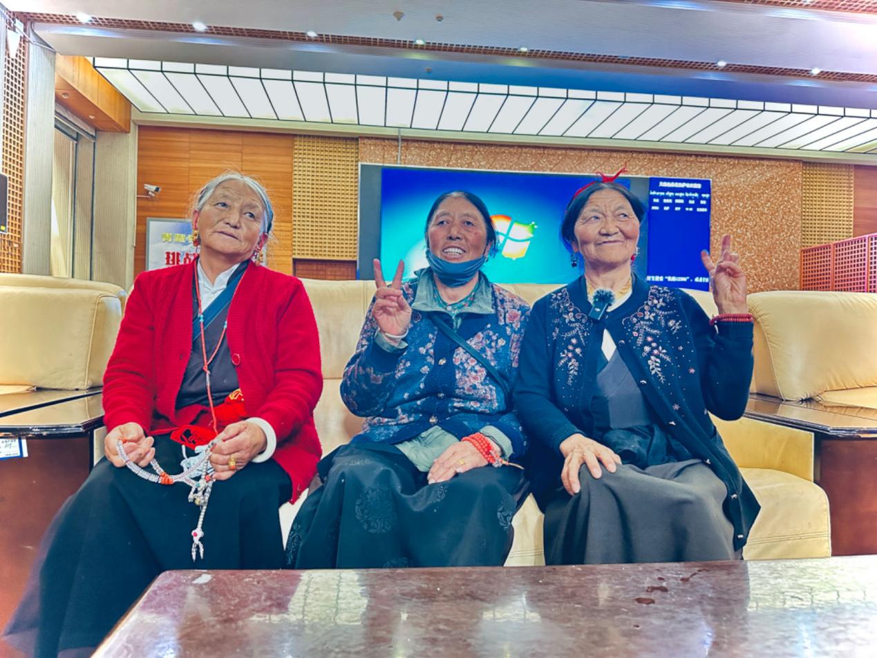 來(lái)自四川甘孜的三位阿媽在拉薩火車站等候前往青海西寧的列車。人民網(wǎng)記者 益西康珠攝