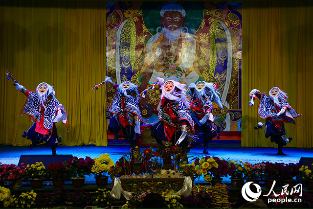 扎西曲登社區(qū)藏戲表演。人民網(wǎng)記者 次仁羅布攝