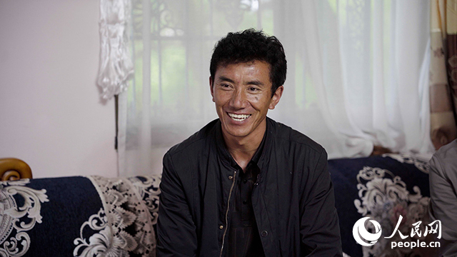 嘎拉村村民達(dá)瓦堅(jiān)參聊起孩子們滿臉自豪。人民網(wǎng)記者 趙晨攝