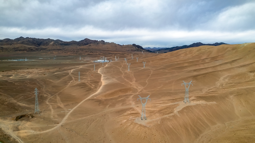 阿里地區(qū)首套電網(wǎng)側(cè)帶超容構(gòu)網(wǎng)型SVG工程全景。趙清鵬攝