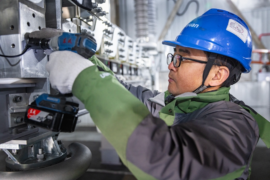 阿里地區(qū)首套電網(wǎng)側(cè)帶超容構(gòu)網(wǎng)型SVG工程現(xiàn)場工作人員正在進(jìn)行投運(yùn)前螺栓緊固工作。趙清鵬攝