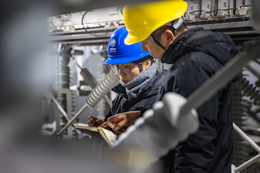 阿里地區(qū)首套電網(wǎng)側(cè)帶超容構(gòu)網(wǎng)型SVG工程現(xiàn)場工作人員正在進(jìn)行投運(yùn)前設(shè)備位置檢查。趙清鵬攝