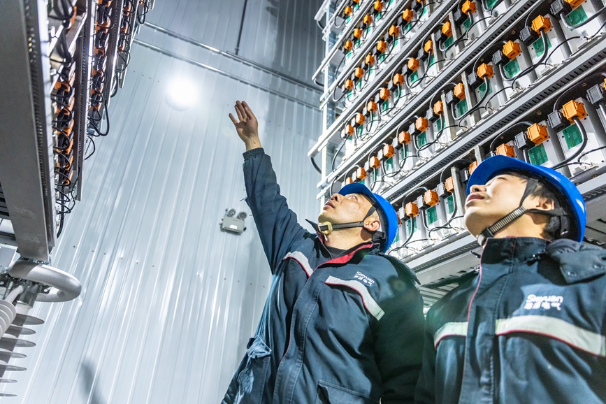 阿里地區(qū)首套電網(wǎng)側(cè)帶超容構(gòu)網(wǎng)型SVG工程現(xiàn)場工作人員正在進(jìn)行投運(yùn)前設(shè)備狀態(tài)檢查。趙清鵬攝