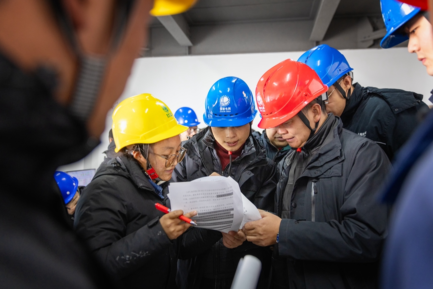 阿里地區(qū)首套電網(wǎng)側(cè)帶超容構(gòu)網(wǎng)型SVG工程現(xiàn)場運(yùn)維人員正在進(jìn)行投運(yùn)操作。趙清鵬攝