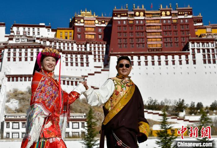冬游西藏新風(fēng)尚：藏裝拍照、寄明信片成熱門(mén)