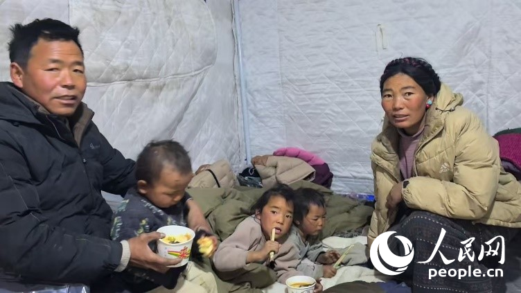 森嘎村村民扎西一家五口。人民網(wǎng)記者 吳雨仁攝