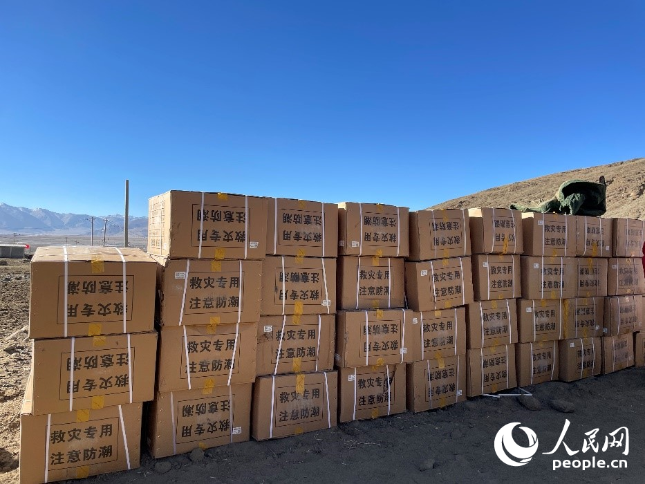 救災(zāi)物資抵達長所鄉(xiāng)古榮村。人民網(wǎng)記者 郝潔攝