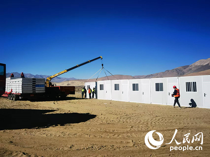 1月9日，在日喀則市定日縣長所鄉(xiāng)森嘎村安置點，工作人員抓緊搭建移動板房，確保受災群眾溫暖過冬。人民網記者 吳雨仁攝