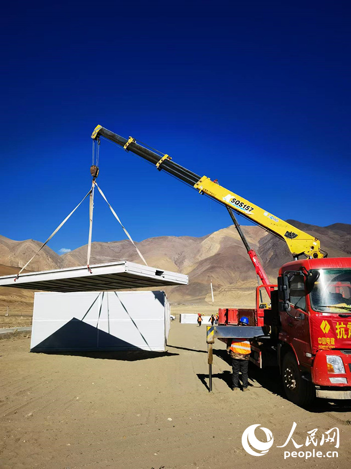 1月9日，日喀則市定日縣長所鄉(xiāng)森嘎村安置點正在吊裝板房。人民網記者 吳雨仁攝