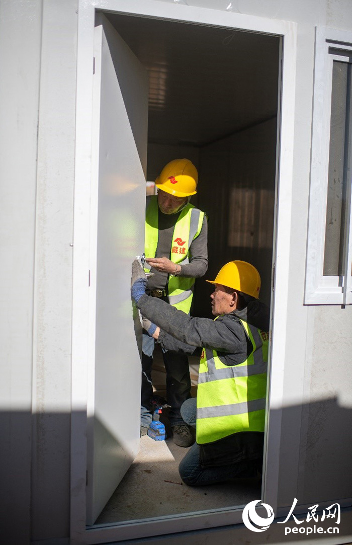 1月9日，在日喀則市定日縣長所鄉(xiāng)古榮村安置點，施工人員正在抓緊搭建移動板房，確保受災群眾溫暖過冬。人民網記者 翁奇羽攝