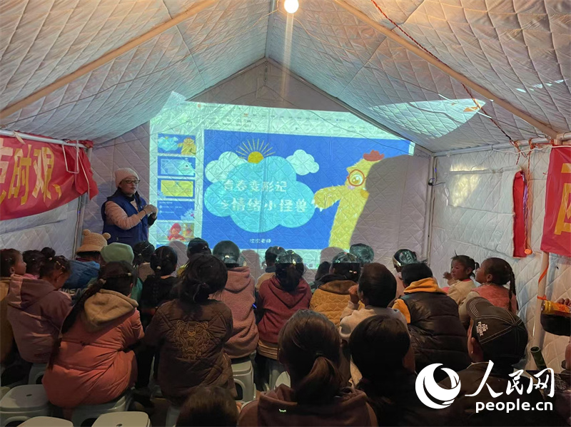 社工次旦拉姆以“青春變形記之情緒小怪獸”為主題給塘仁村孩子們講課。人民網(wǎng)記者 郝潔攝