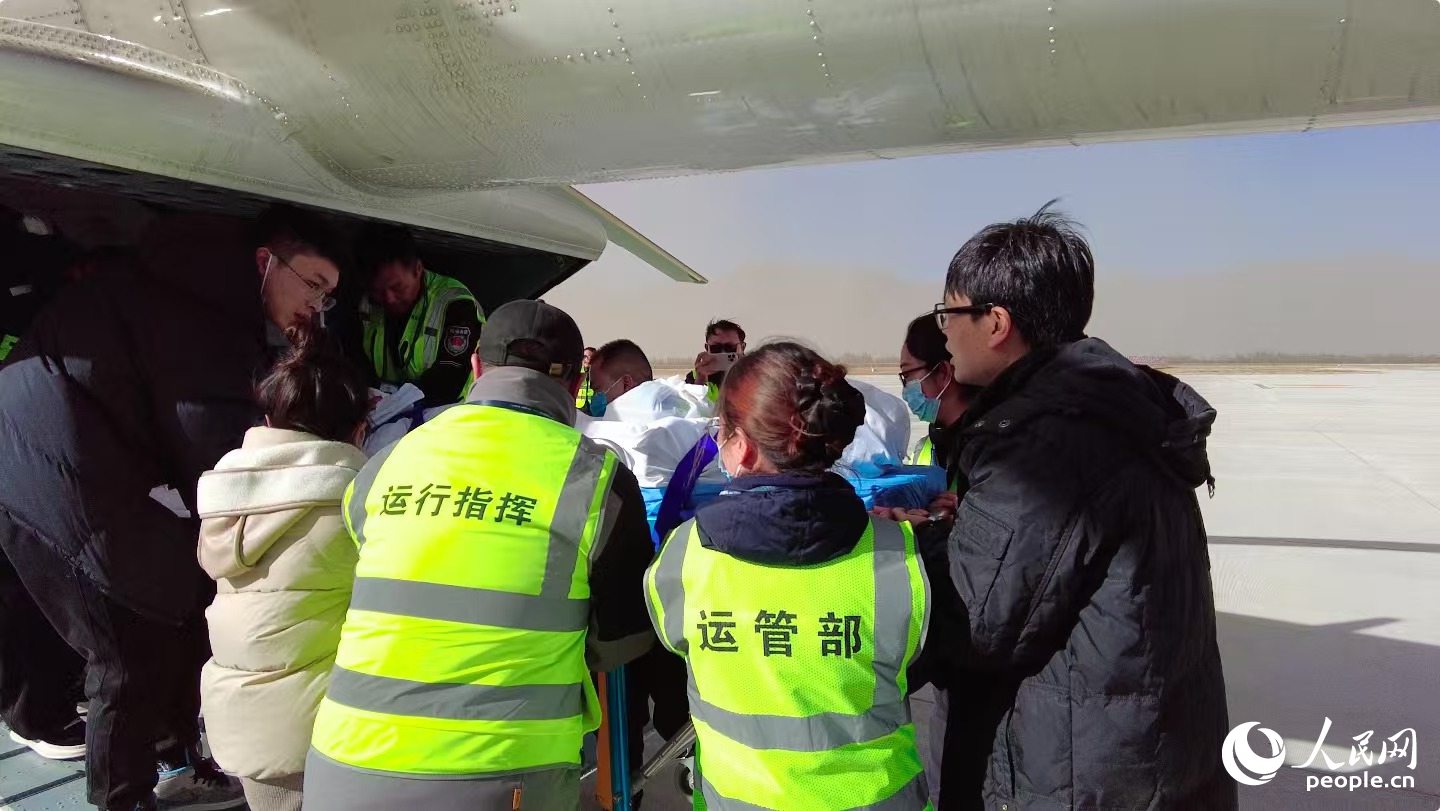 多方工作人員將受傷女童安全轉(zhuǎn)移。周航攝