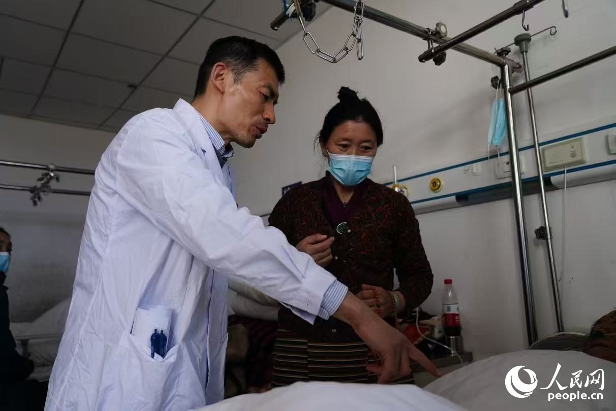 醫(yī)生在巡查。人民日?qǐng)?bào)記者 徐馭堯攝