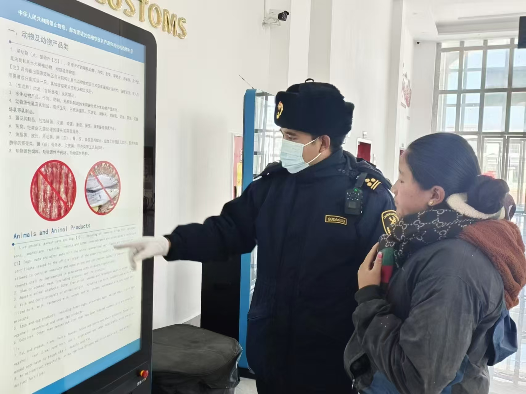 海關(guān)關(guān)員對入境邊民進(jìn)行禁止攜帶、郵寄進(jìn)境動植物及其產(chǎn)品解讀。次旺久美攝