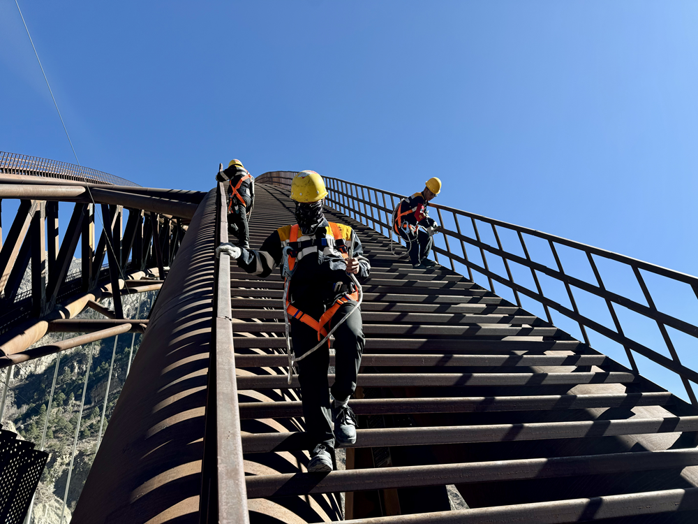 橋拱檢修。馬生明攝