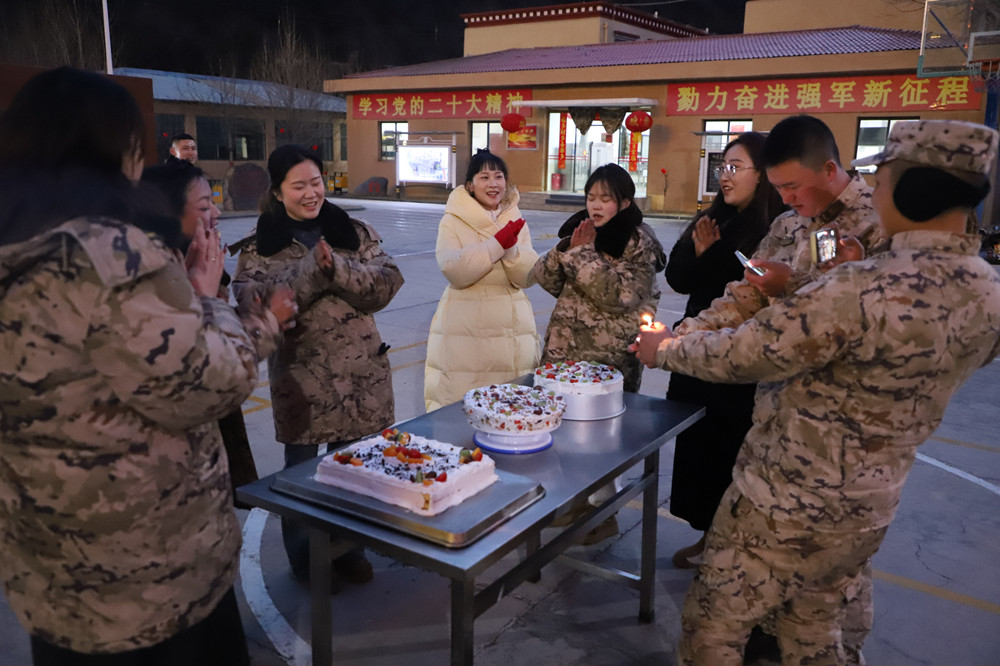 支隊(duì)為來隊(duì)家屬過集體生日。霍尹航攝