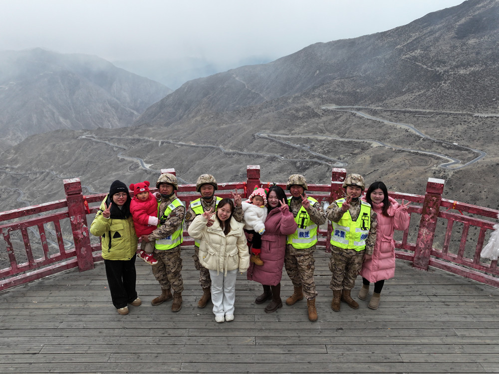 支隊(duì)組織家屬隨隊(duì)養(yǎng)護(hù)體驗(yàn)丈夫工作。何眾攝