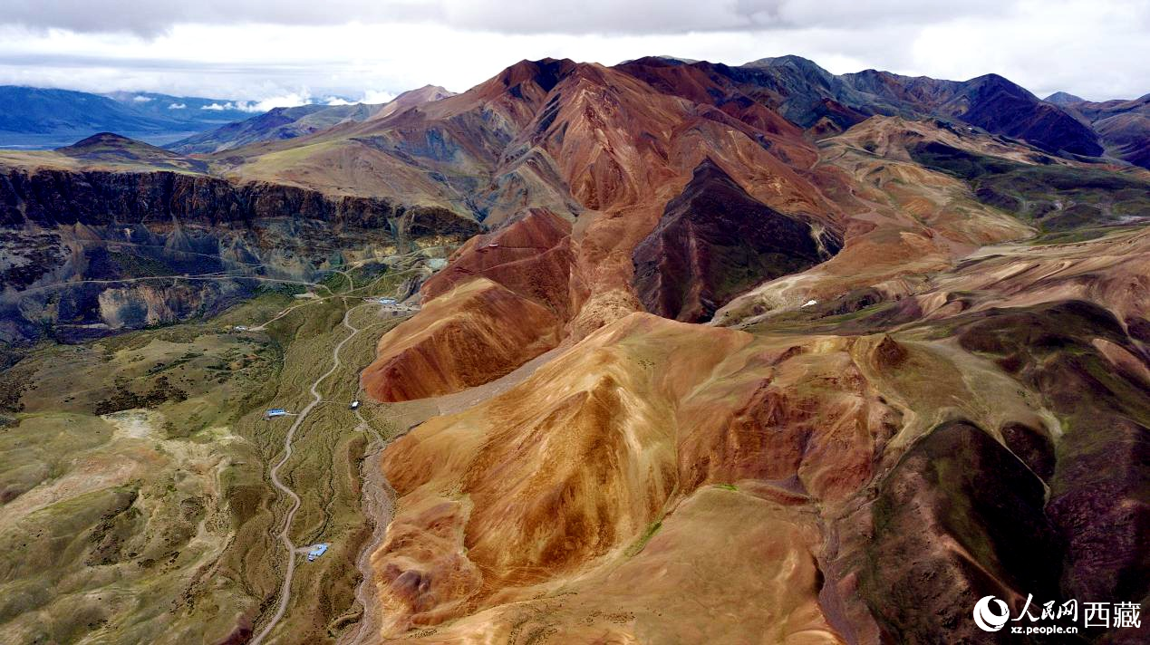 西藏阿里地區(qū)札達(dá)縣境內(nèi)的山丘，因大地礦石的緣故而變得色彩豐富，當(dāng)?shù)厝朔Q之為“五彩山”。