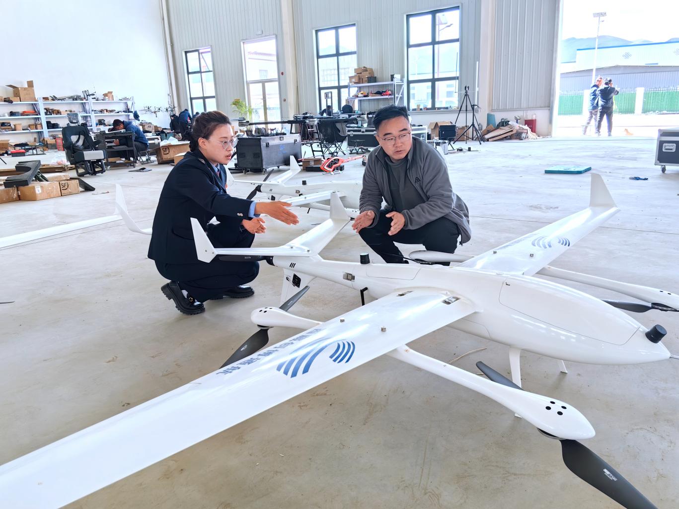創(chuàng)博通航工作人員向稅務干部介紹無人機情況。曲麗攝