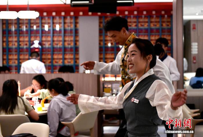 西藏拉薩餐飲特色表演激發(fā)消費(fèi)活力